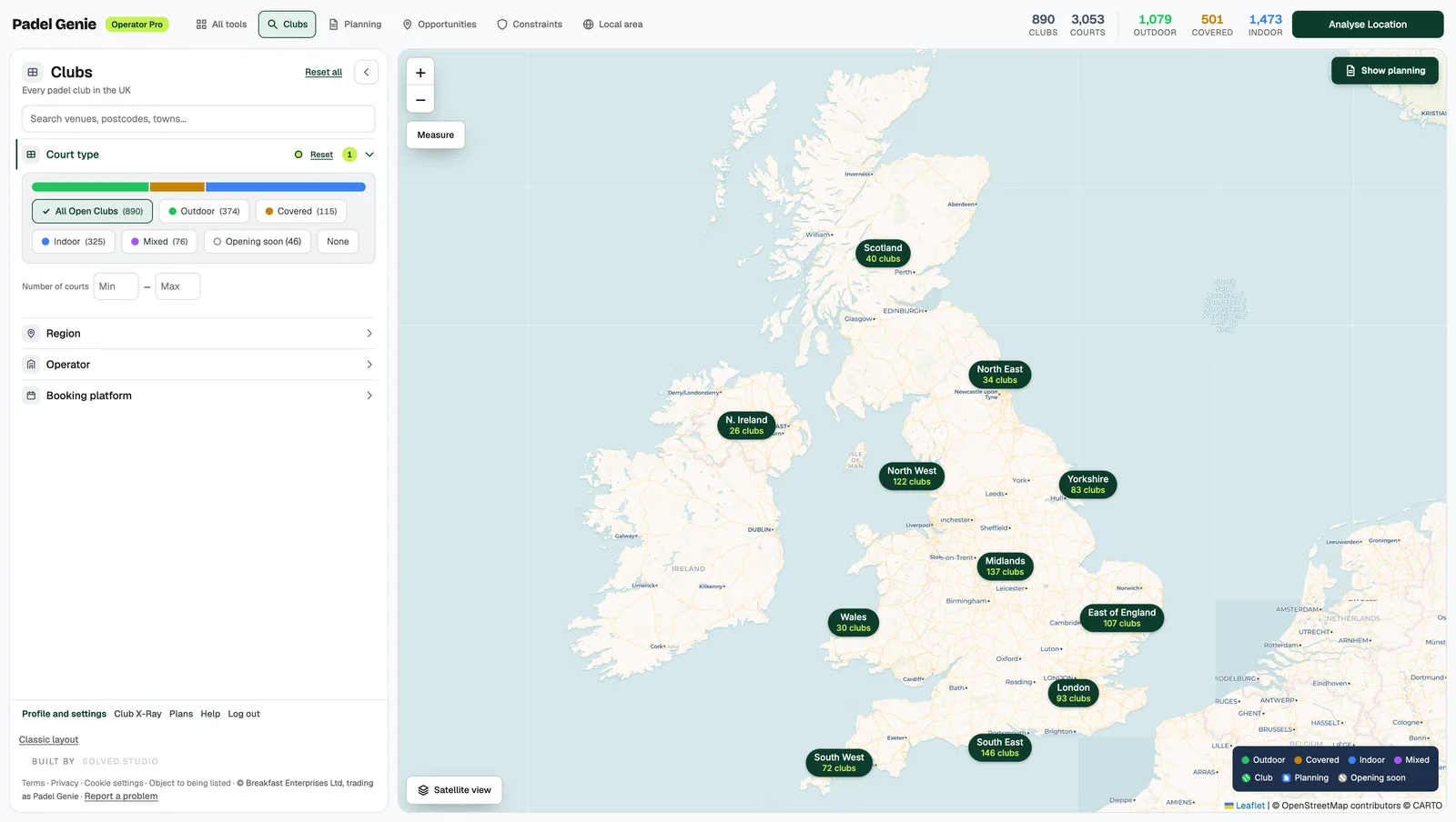 Padel Genie's live map of the UK and Ireland showing club counts by region, from London 93 and the South East 146 to Scotland 40 and Northern Ireland 26, with the header reading 890 clubs and 3,053 courts and the court type filter open: 374 outdoor, 115 covered, 325 indoor, 76 mixed and 46 opening soon.